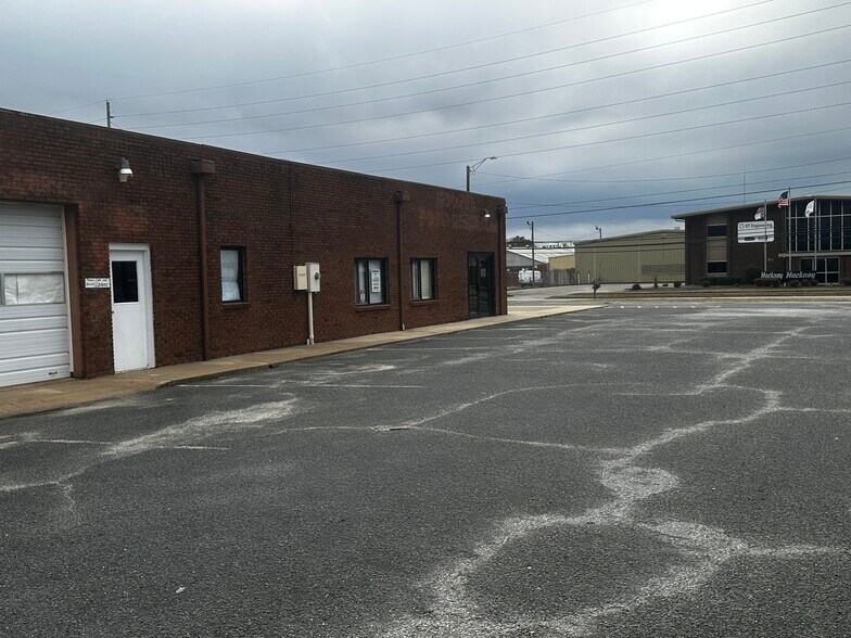 More Photos Of 852 W 5th St, Washington Storefront Retail Office For Sale