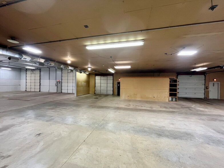 More Photos Of 2223 Woodale Ave, Howard Warehouse For Lease