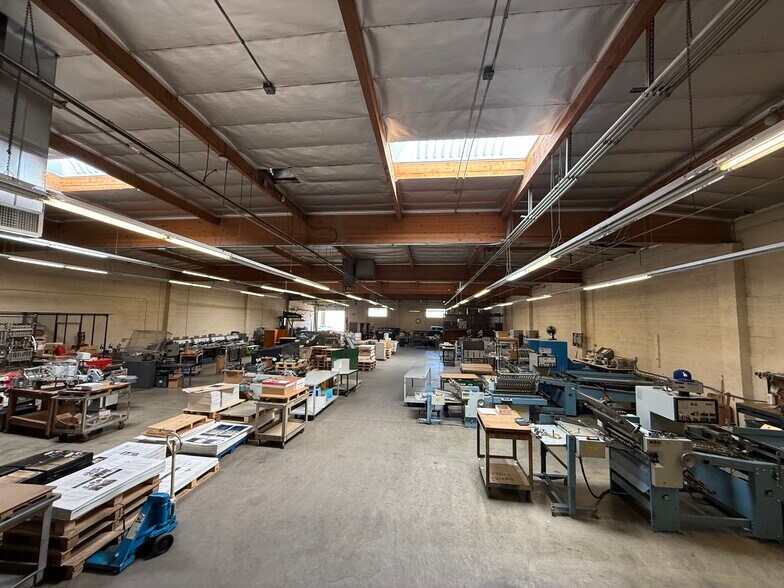 More Photos Of 8930 Quartz Ave, Northridge Warehouse For Lease
