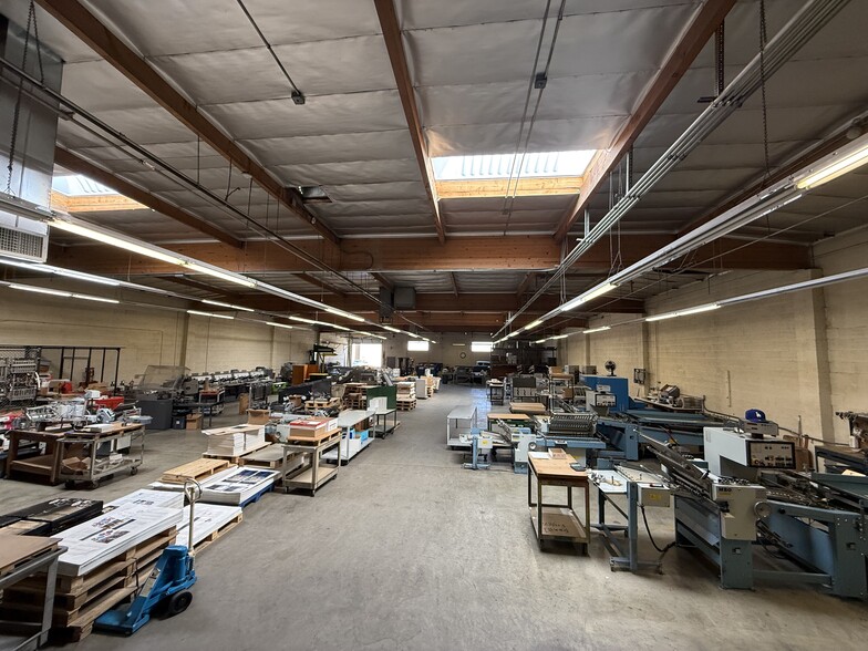 More Photos Of 8930 Quartz Ave, Northridge Warehouse For Lease
