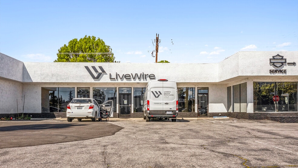 More Photos Of 22107 Sherman Way, Canoga Park Auto Dealership For Lease