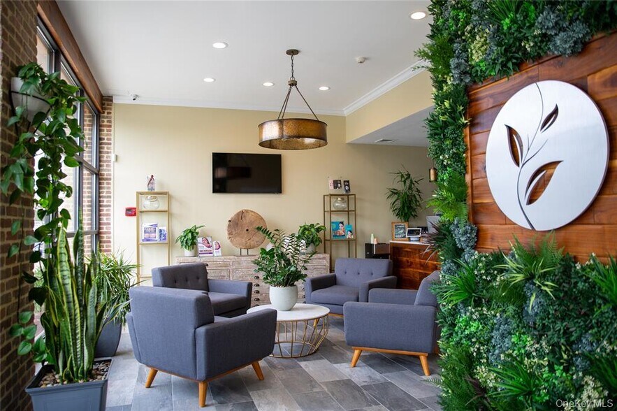 More Photos Of 223 E Park Ave, Long Beach General Retail For Sale