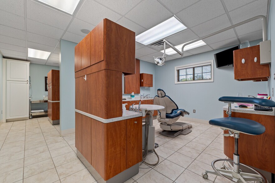 More Photos Of 5555 Us-60 E, Huntington Office For Sale