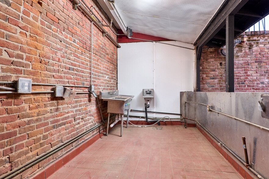More Photos Of 910 2nd St, Sacramento Bar For Sale