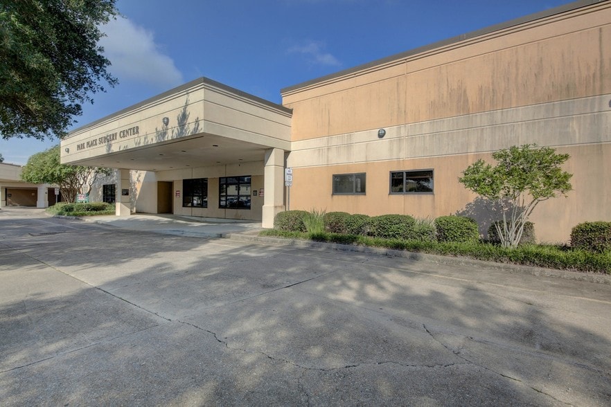 Primary Photo Of 901 Wilson St, Lafayette Hospital For Sale