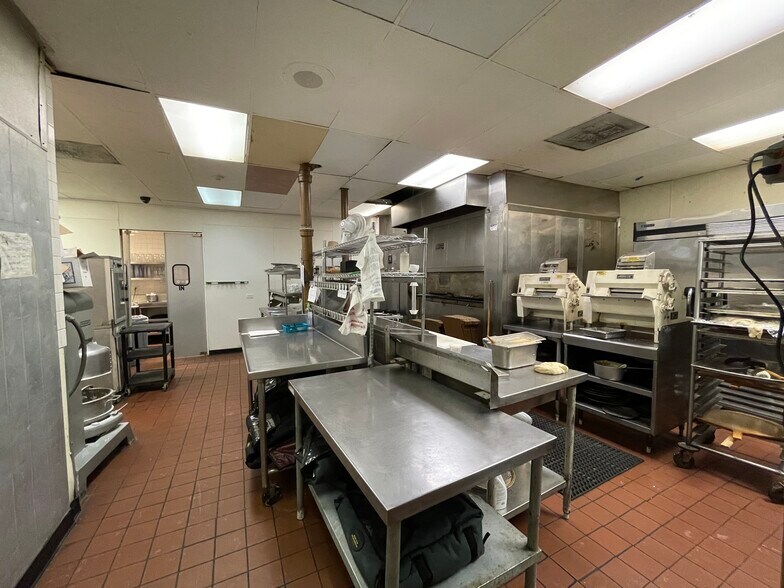 More Photos Of 6831 W North Ave, Oak Park Restaurant For Sale