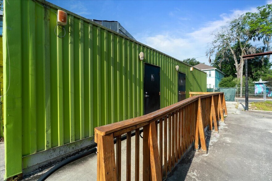 More Photos Of 514 N Main St, Gainesville Service For Lease