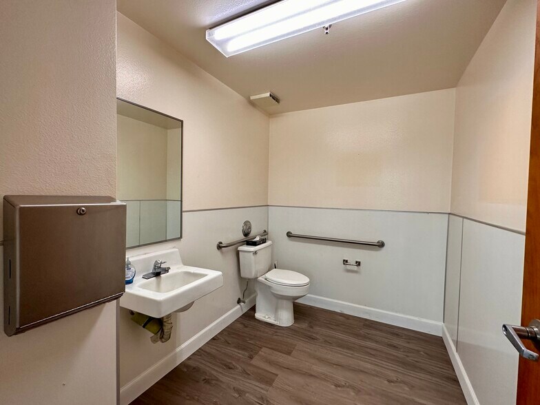 More Photos Of 750 E Debra Ln, Anaheim Warehouse For Lease