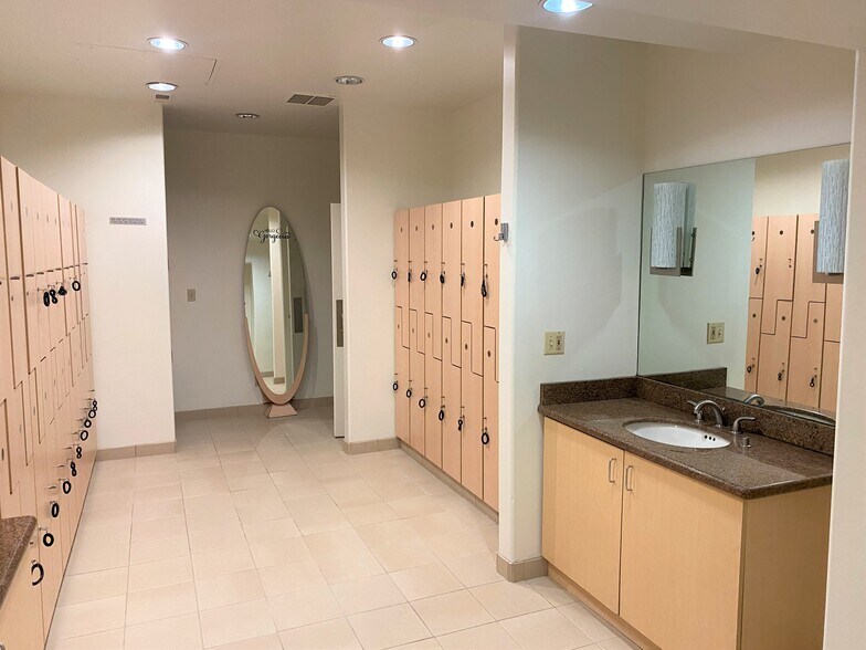 More Photos Of 449-451 N Canon Dr, Beverly Hills Unknown For Lease