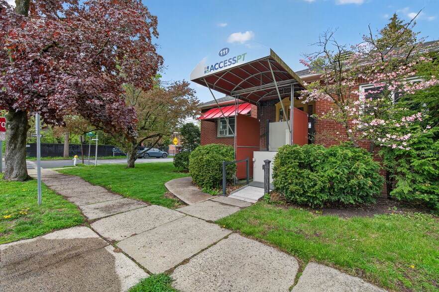 More Photos Of 111 Maiden Ln, Kingston Medical For Sale