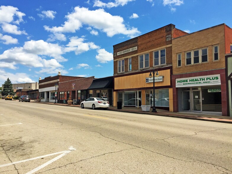 More Photos Of 512 Court St, Pekin General Retail For Sale