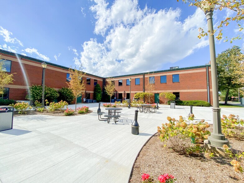 More Photos Of 5111 Commerce Crossings Dr, Louisville Office For Lease