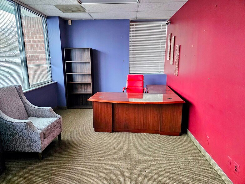 More Photos Of 45681 Oakbrook Ct, Sterling Flex For Sale