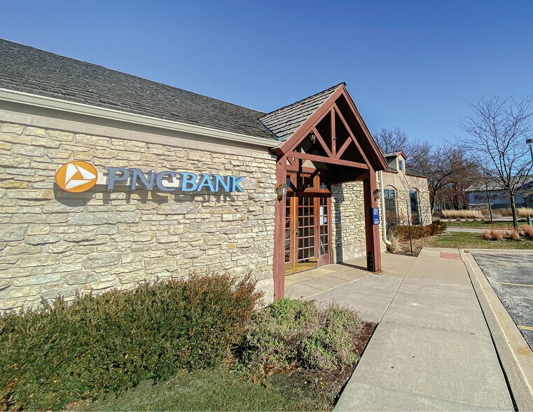 More Photos Of 2595 Waukegan Rd, Bannockburn Bank For Lease