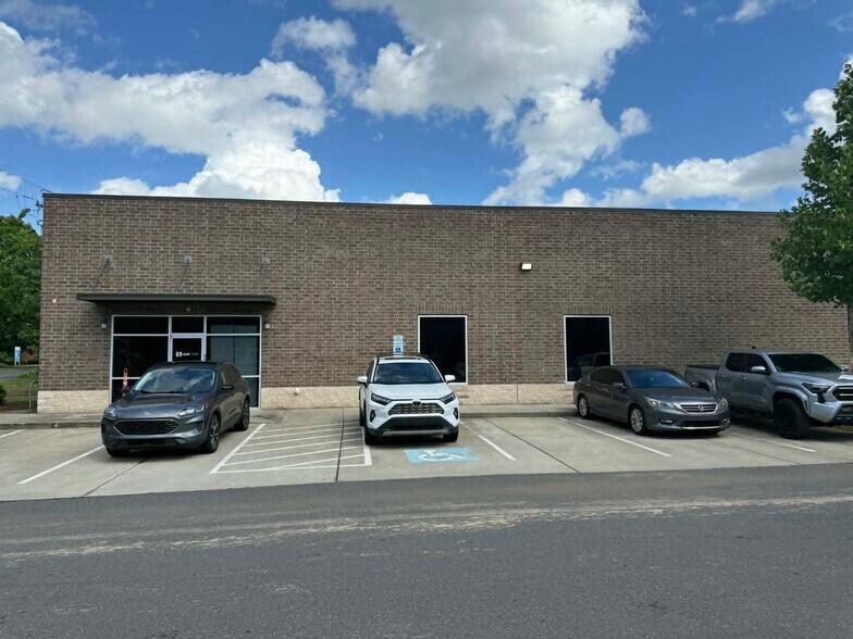 More Photos Of 1319 Continental Blvd, Charlotte Distribution For Lease