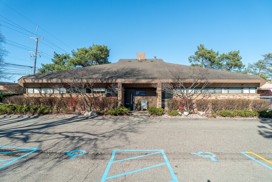More Photos Of 16826-16824 Newburgh Rd, Livonia Medical For Sale