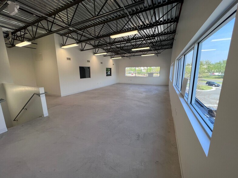 More Photos Of 8340 Southpark Cir, Orlando Flex For Lease