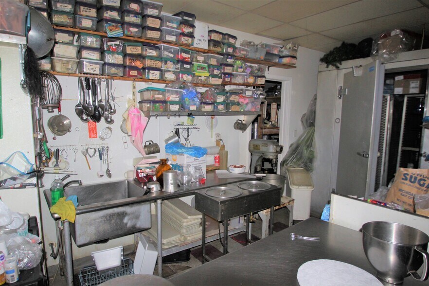 More Photos Of 8 Chestnut St, Elyria Convenience Store For Sale