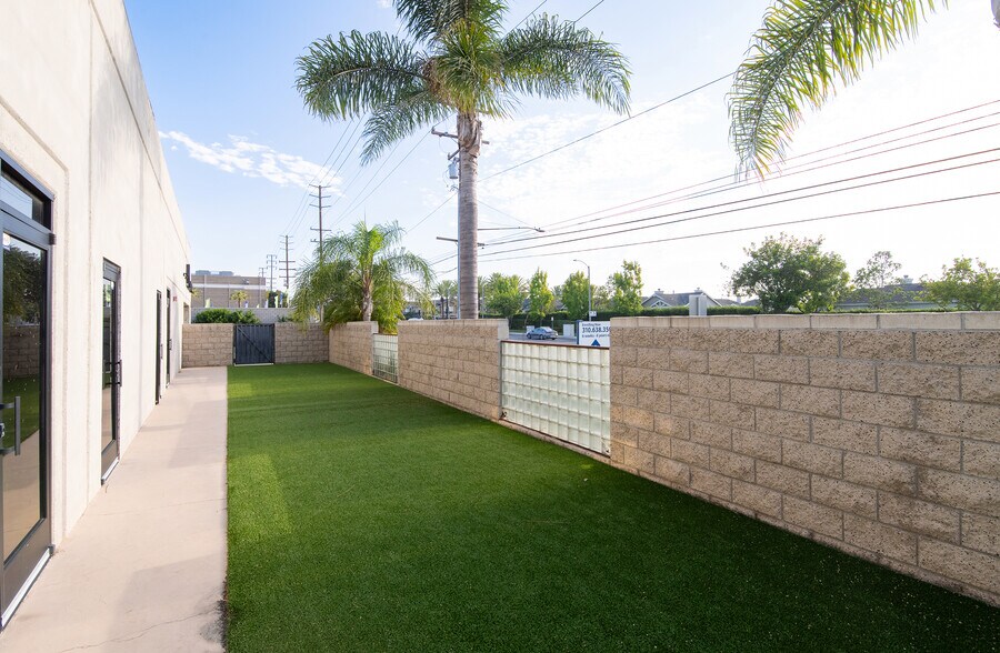 More Photos Of 2350-2400 S Central Ave, Compton Warehouse For Lease