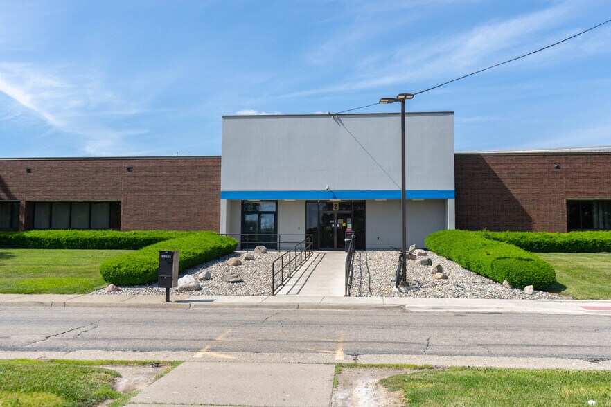 More Photos Of 5400 Perry Dr, Waterford Distribution For Lease