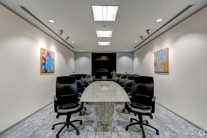 More Photos Of 700 Louisiana St, Houston Coworking Space