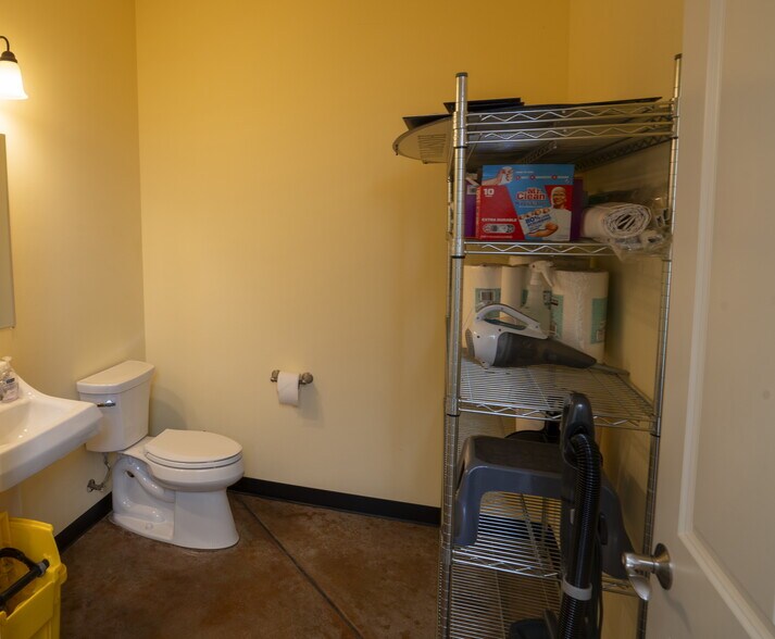 More Photos Of 660 N 7th Ave, Sequim Veterinarian Kennel For Sale