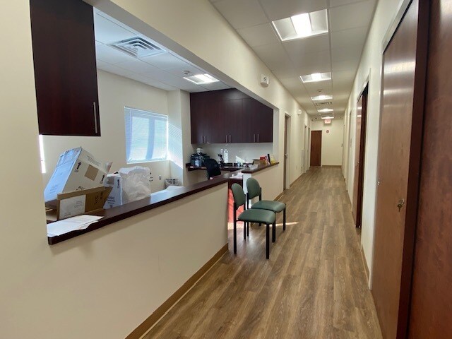 More Photos Of 500 Park Ave, Manalapan Township Medical For Lease