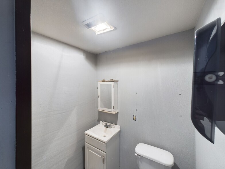 More Photos Of 4448 Fm 1960 Rd W, Houston Auto Repair For Lease