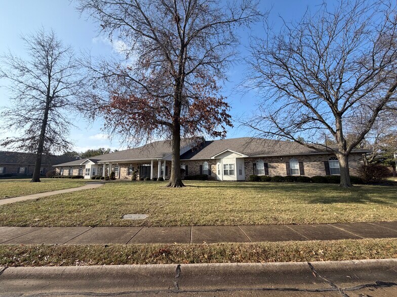 More Photos Of 1035 Eastgate Dr, O'Fallon Medical For Lease