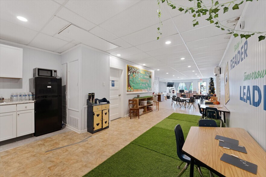 More Photos Of 313 E Main St, Humble Showroom For Sale