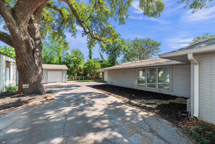 More Photos Of 1001 Avenue B, Katy Storefront Retail Office For Lease