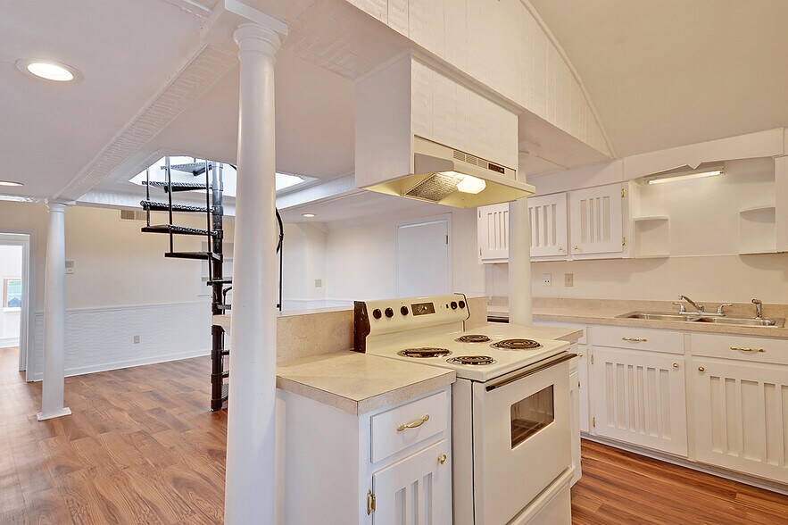 More Photos Of 635 E Bay St, Charleston Office Residential For Lease