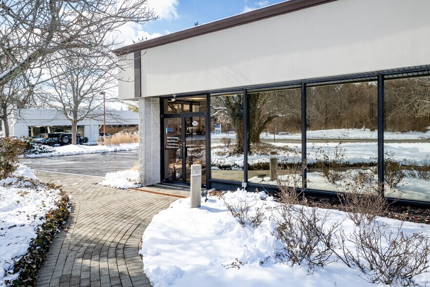 More Photos Of 185-205 Froehlich Farm Blvd, Woodbury Medical For Lease