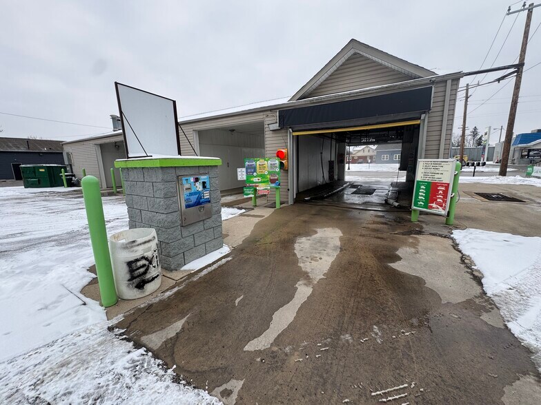 More Photos Of 19162 Huron River Dr, New Boston Specialty For Sale