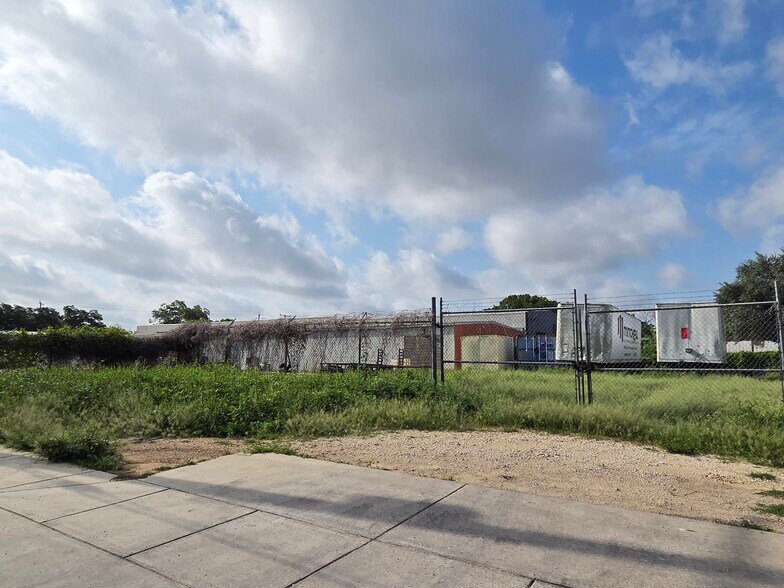 More Photos Of 2727 N St Marys St, San Antonio Service For Sale