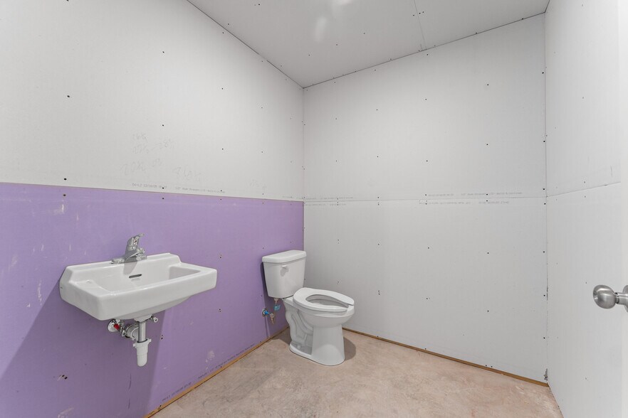 More Photos Of 201 Blue Sky ln, Hollister Flex For Lease