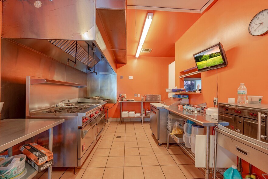 More Photos Of 518 Mill Ave, Conroe General Retail For Sale