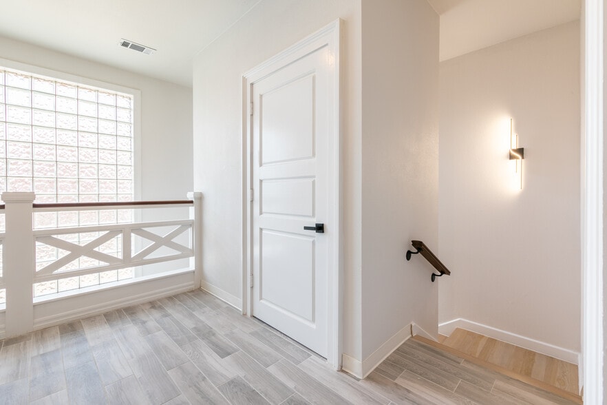 More Photos Of 1307 W Abram St, Arlington Office For Lease