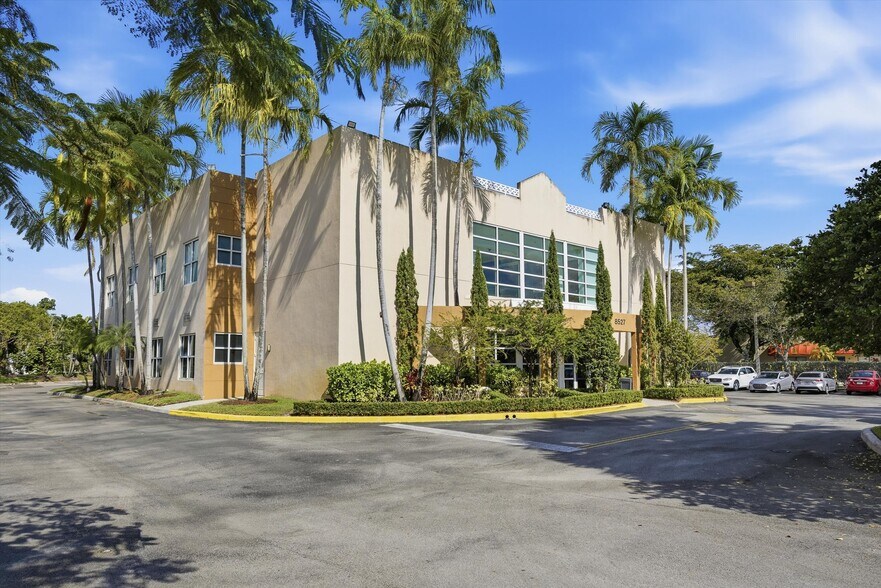More Photos Of 8527 Pines Blvd, Pembroke Pines Office For Sale