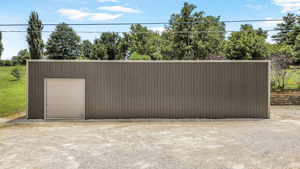More Photos Of 1401 E Main St, Linn Flex For Sale