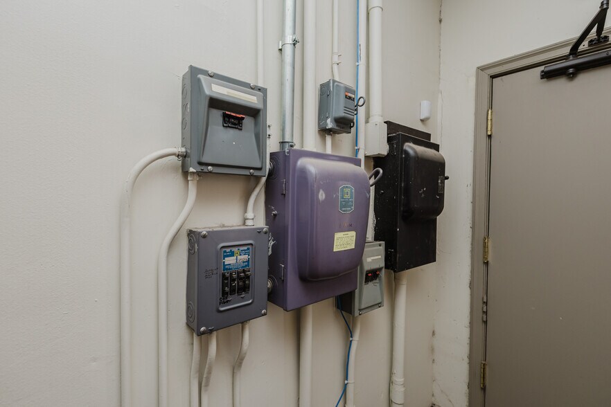 More Photos Of 724 N Main St, Newton Storefront For Sale