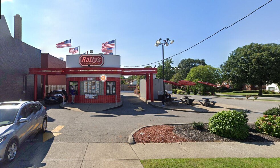 Primary Photo Of 4154 Lee Rd, Cleveland Fast Food For Lease