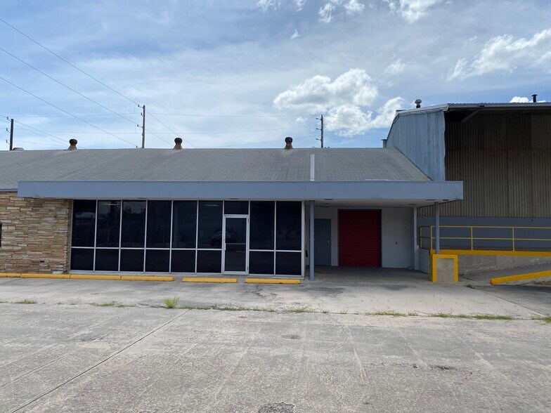 More Photos Of 1547 W Poplar St, San Antonio Warehouse For Sale