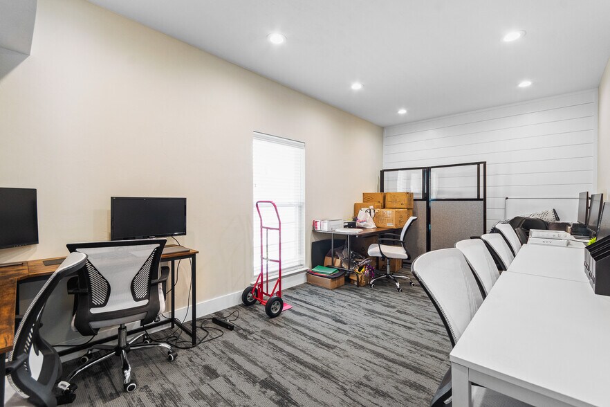 More Photos Of 2720 NW 6th St, Gainesville Medical For Lease