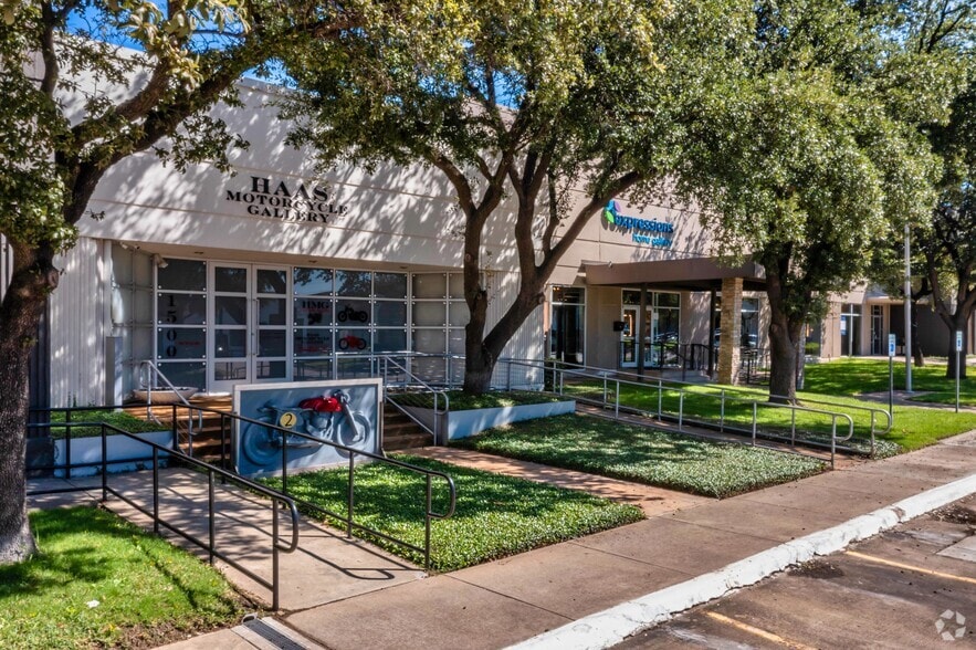 More Photos Of 1500 Dragon St, Dallas Showroom For Lease