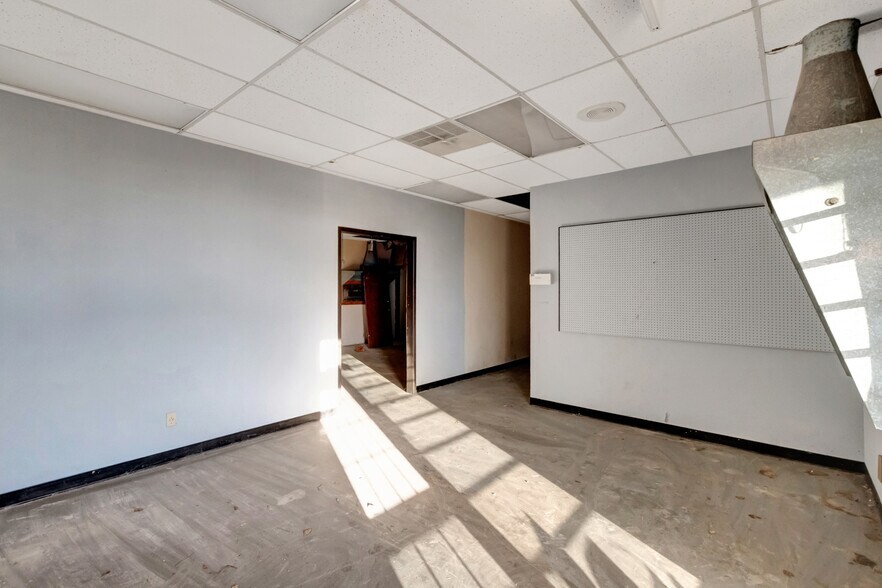 More Photos Of 104 Teakwood Dr, Victoria Medical For Sale