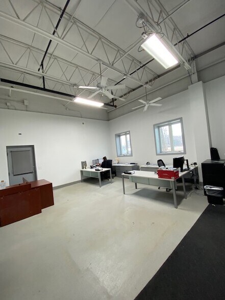 More Photos Of 9840 S 27th St, Oak Creek Showroom For Lease