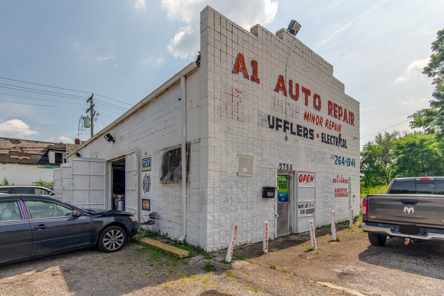 Primary Photo Of 5788 Van Dyke St, Detroit Auto Repair For Sale