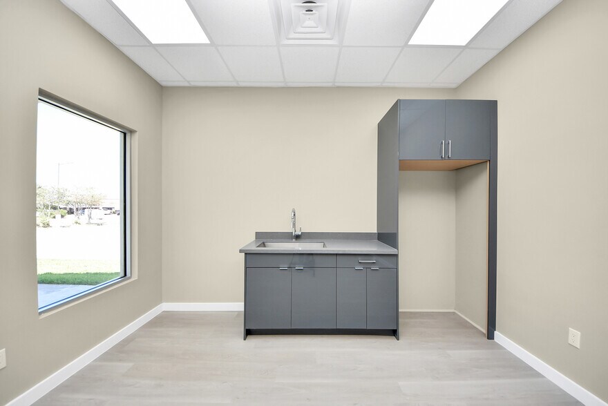 More Photos Of 1563 Live Oak St, Webster Office For Sale