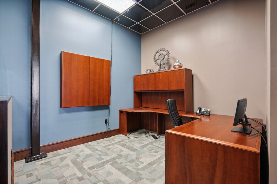 More Photos Of 309 N Oak St, Roanoke Office For Sale